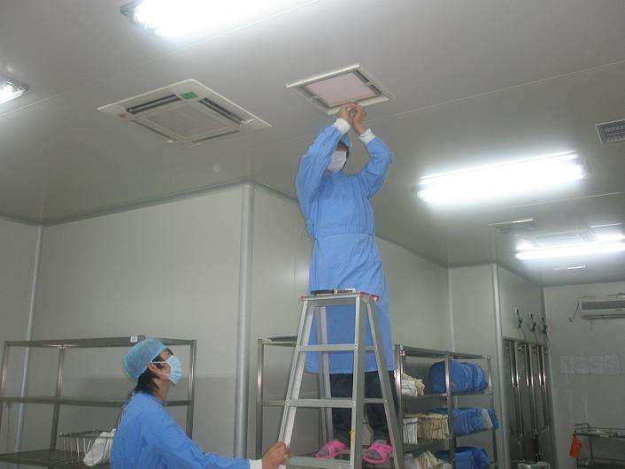 工作人员正在安装高效青青草网址APP下载黄色