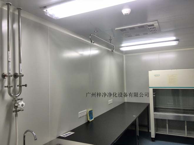 建造和使用洁净室能有效减少室内诱入、产生及滞留粒子。