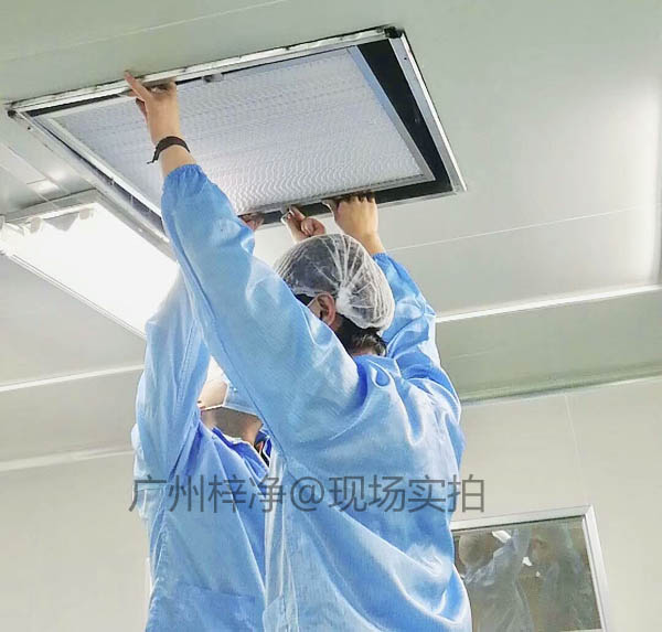工作人员正在安装洁净室高效青青草网址APP下载黄色