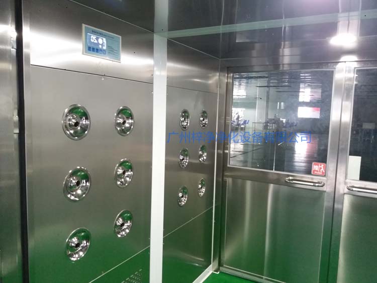 双开门货淋室工作区配智能控制器,方便人员使用操作。