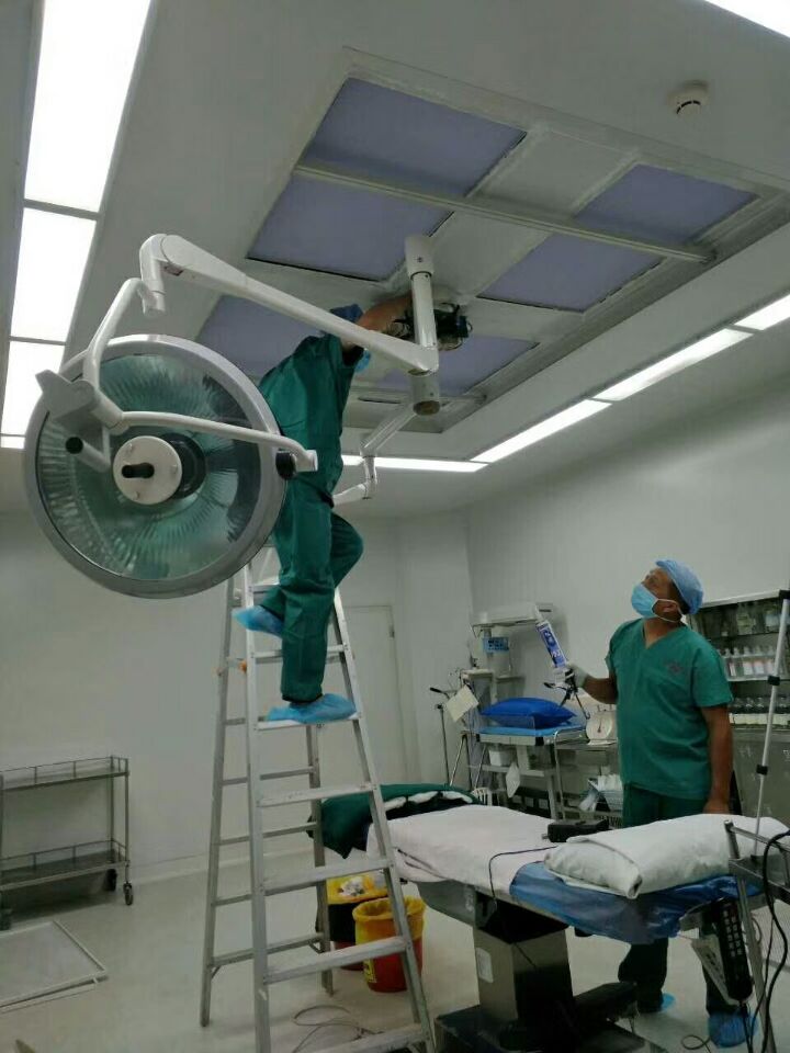 手术室洁净层流送风天花高效青青草网址APP下载黄色更换现场实拍图
